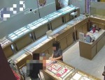 【百日攻坚行动】为和美女奔现，男子豪掷30万买黄金！